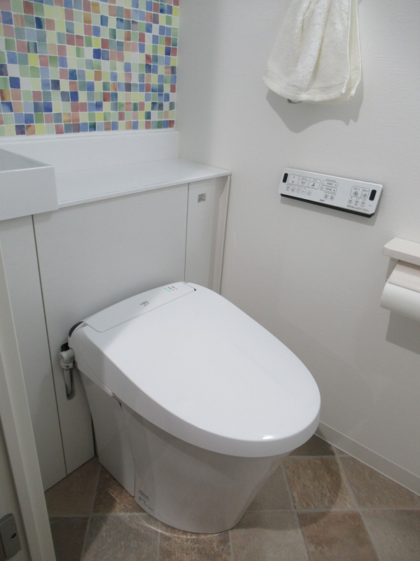 水彩画のような色合いのモザイクタイルでアクセントを 水彩画のような色合いのモザイクタイルでアクセントを